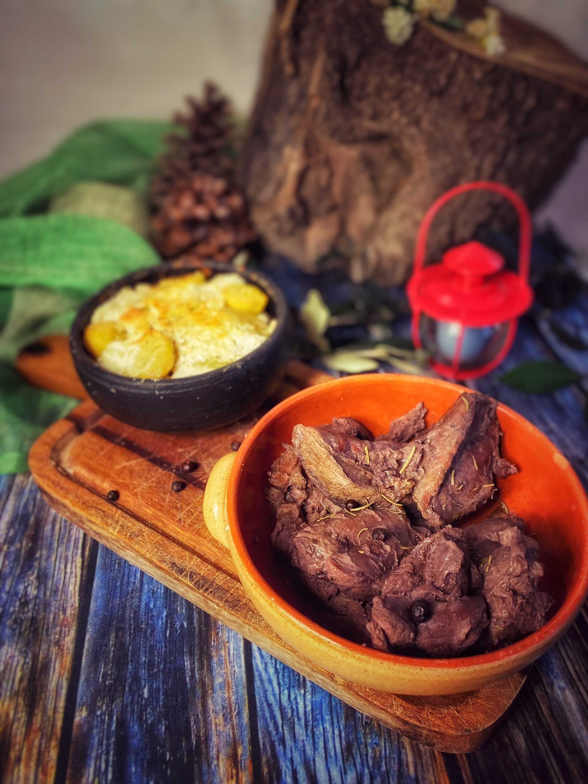 Pernil de veado com slow cooker e gratinado de batatas e espinafre