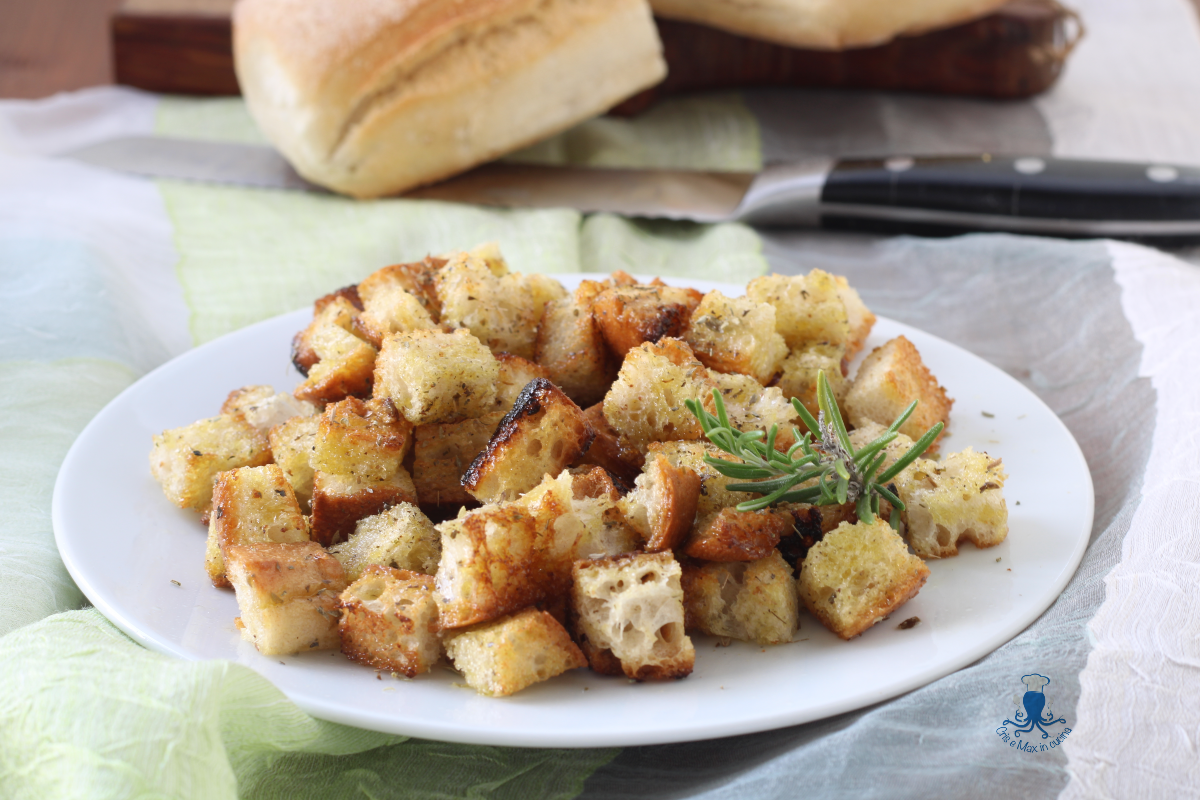 Crostini com azeite e orégano, receita fácil e rápida de reaproveitamento.