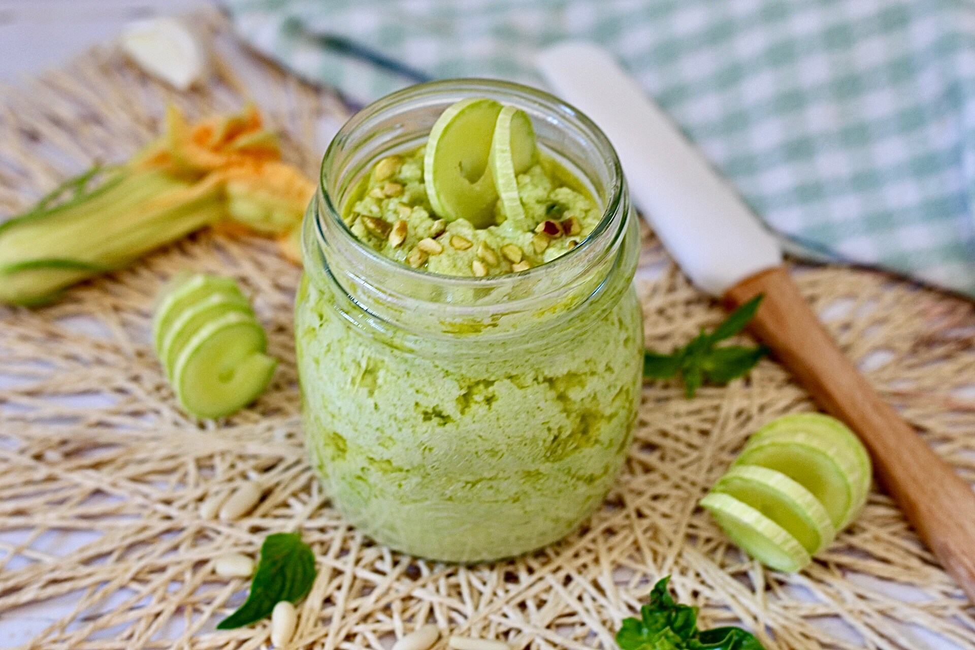 Pesto de abobrinha sem cozimento, pronto em 5 minutos!