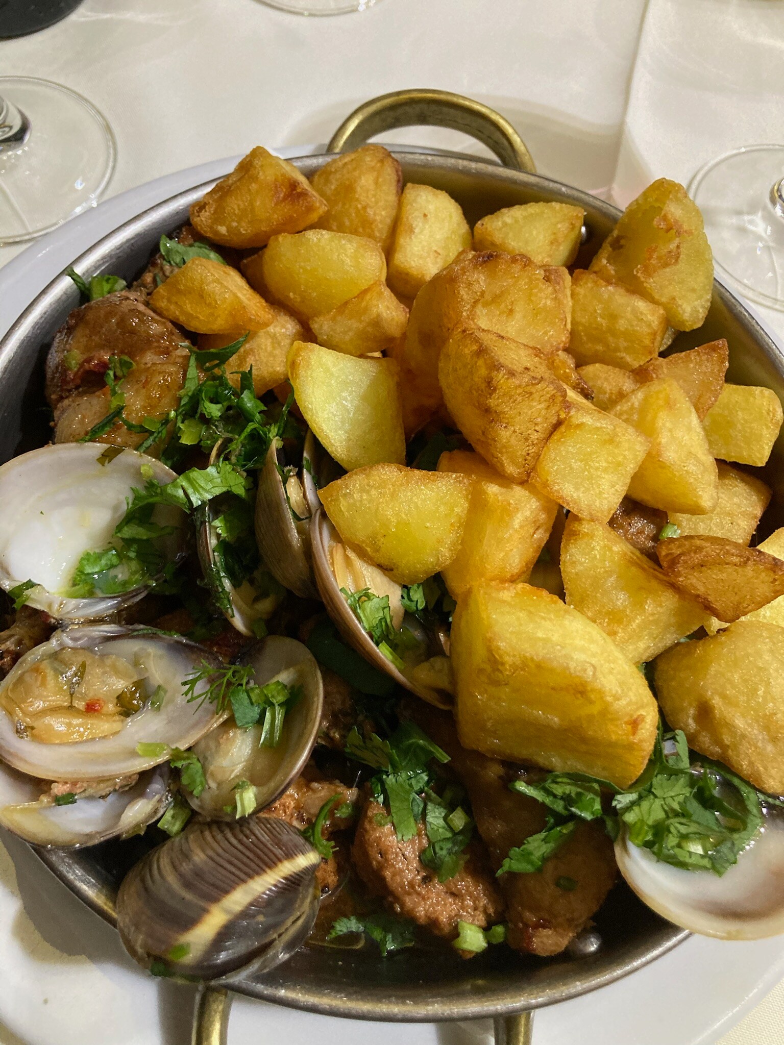 Carne de porco à alentejana (Portugal)