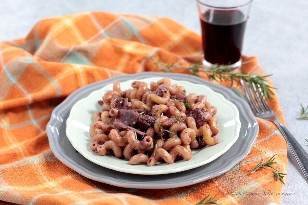 Massa ao vinho tinto cogumelos bacon e alecrim