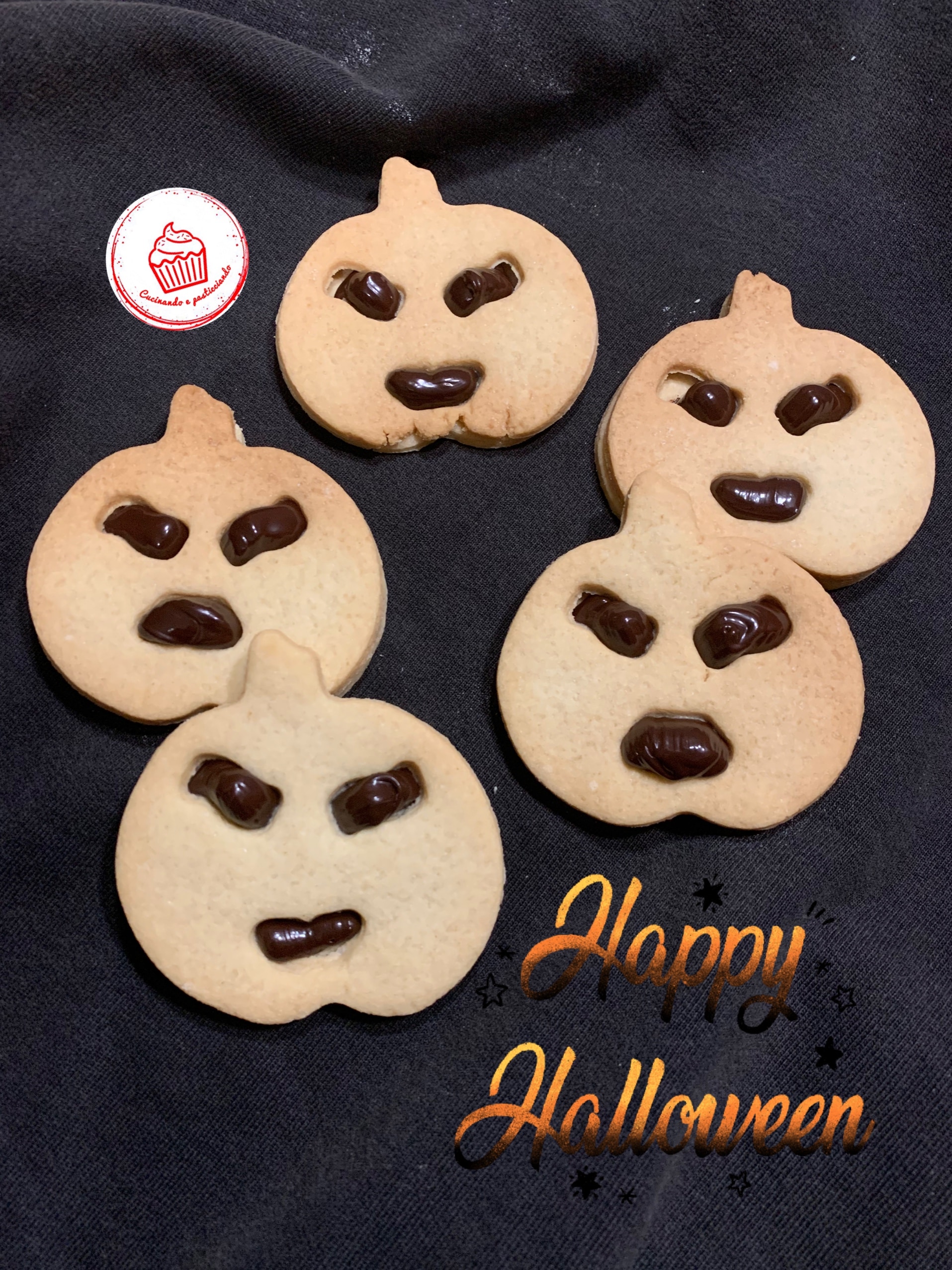 Biscoitos de Halloween com creme de chocolate amargo