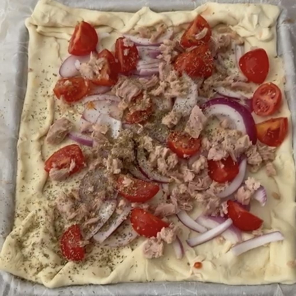 Folhadinha com atum cebolas e tomatinhos