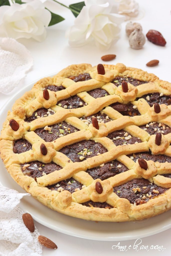 Torta com geleia, frutas secas e chocolate com restos de natal