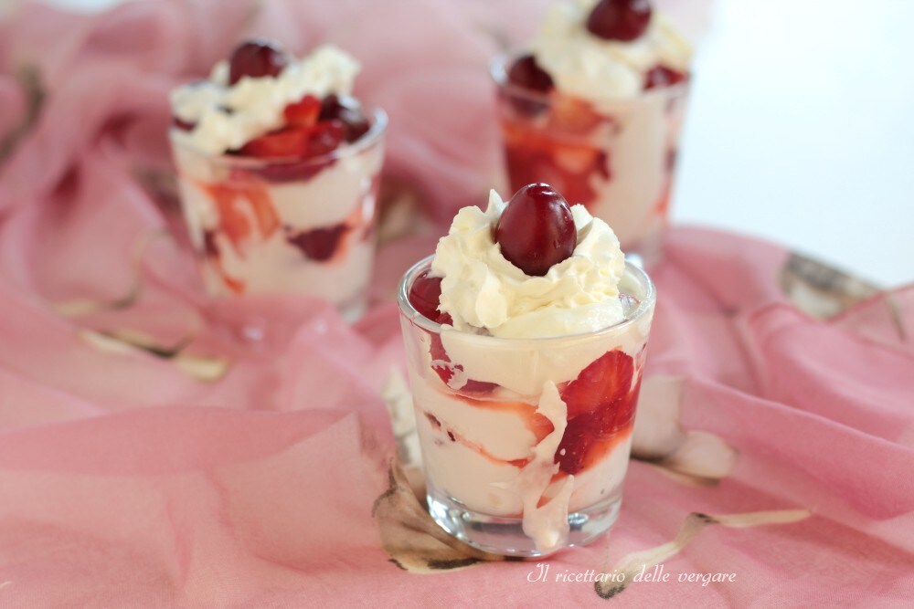 Tiramisù com morangos e cerejas