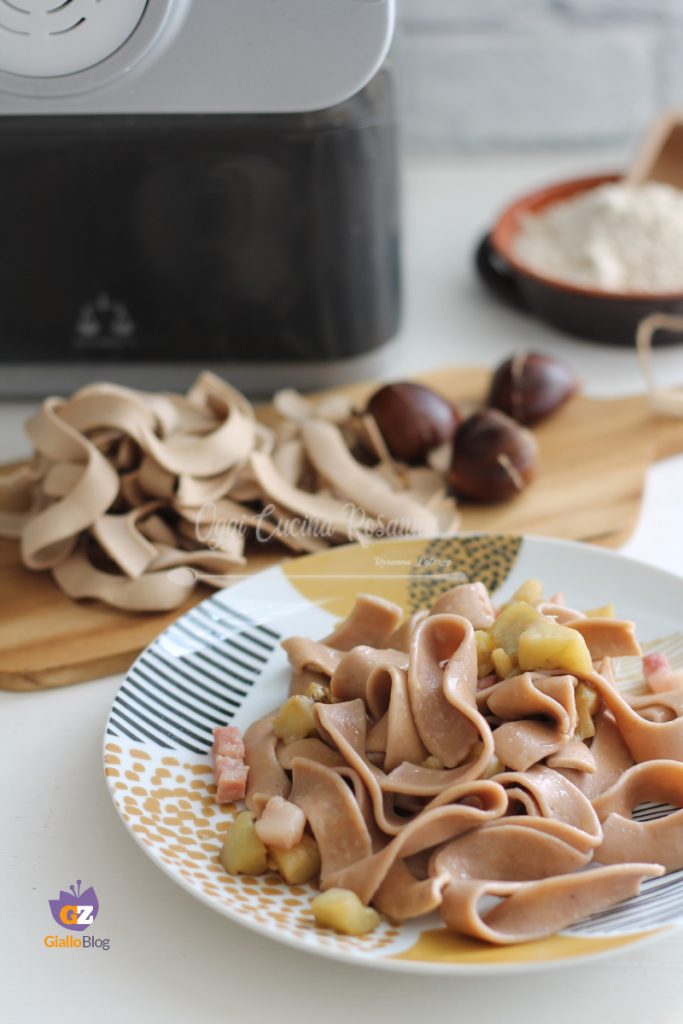 Tagliatelle de castanha, bacon e berinjela