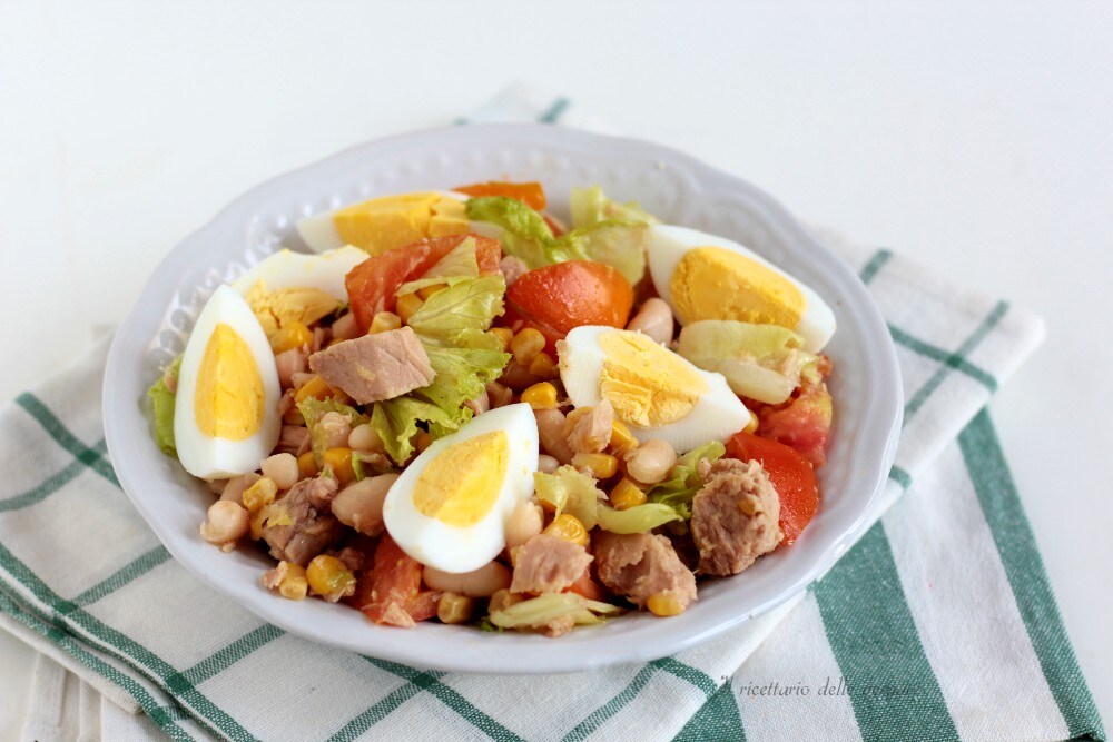 Salada de grão-de-bico com atum e ovos