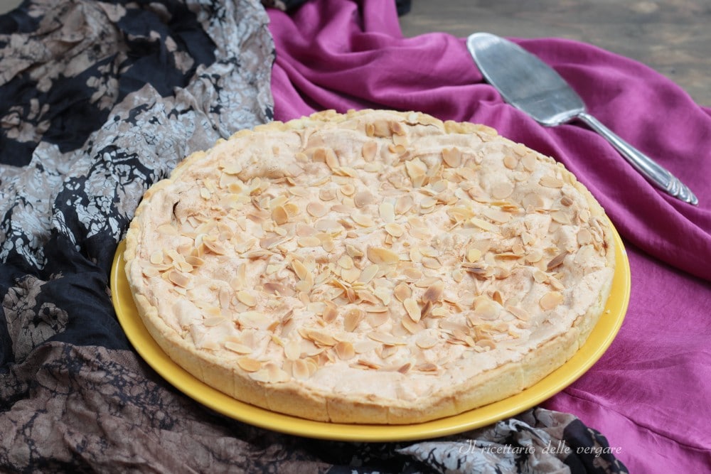 Torta com amêndoas e merengue