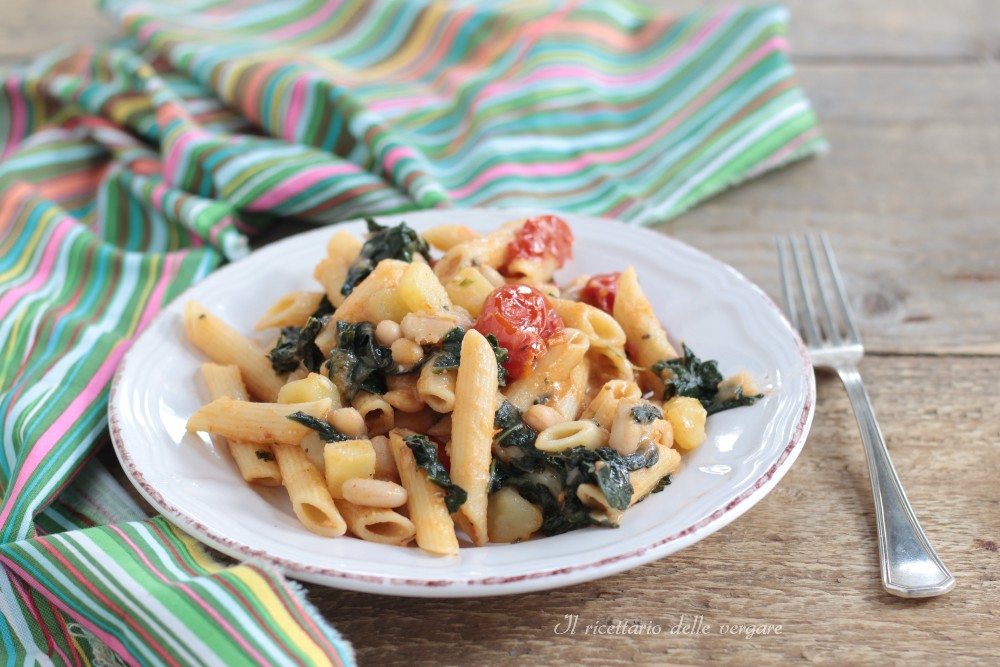 Penne com feijão e couve negra