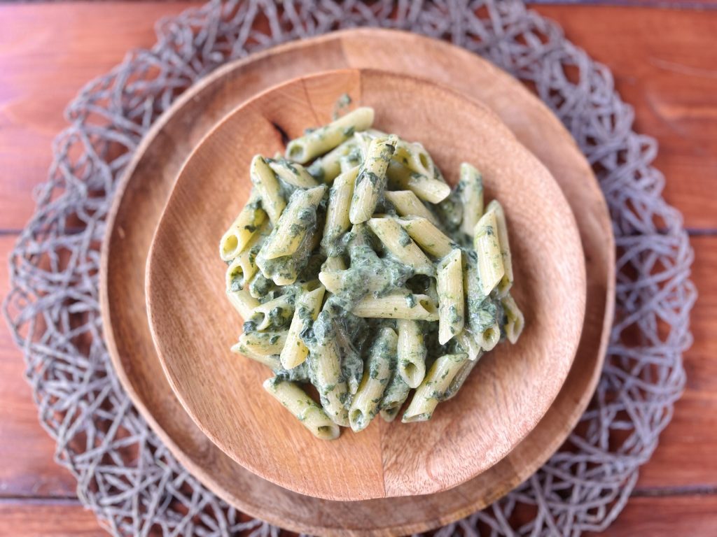 Penne de milho e arroz com creme de espinafre