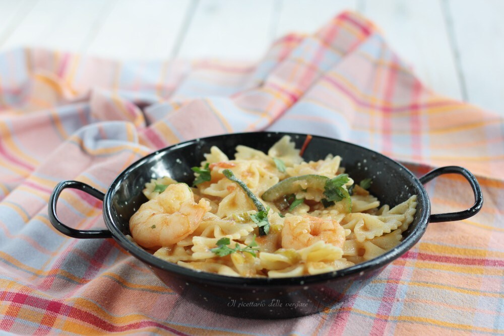Farfalle com camarões e abobrinha