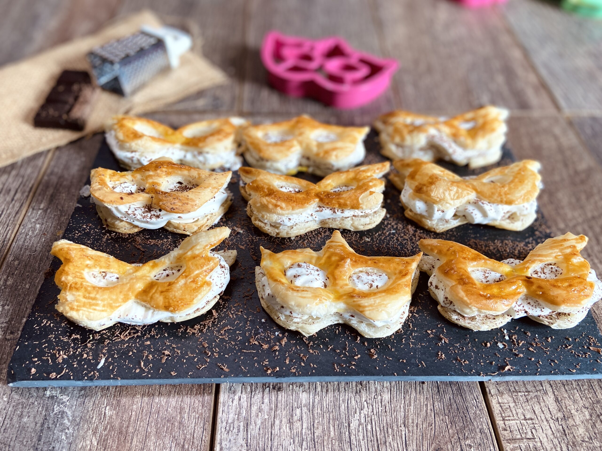 Máscaras de massa folhada com chantilly e chocolate