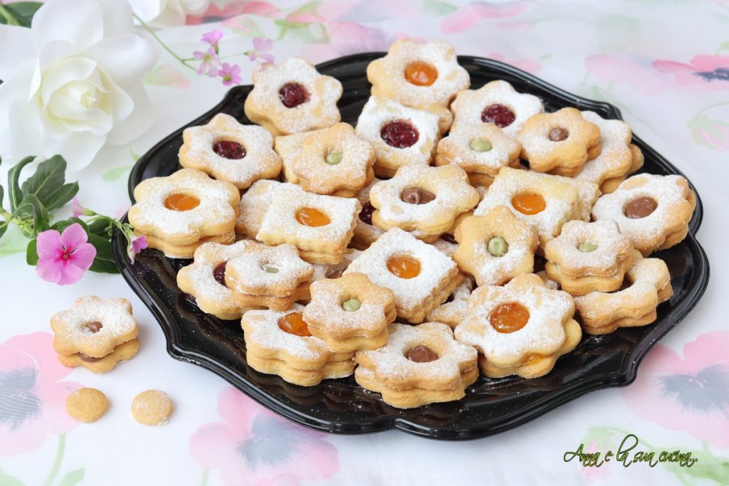 Biscoitos emparelhados com recheios variados