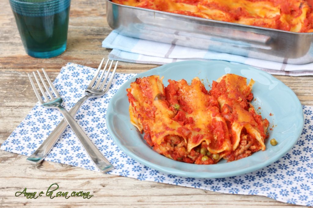 Cannelloni recheados com ragu de carne e ervilhas