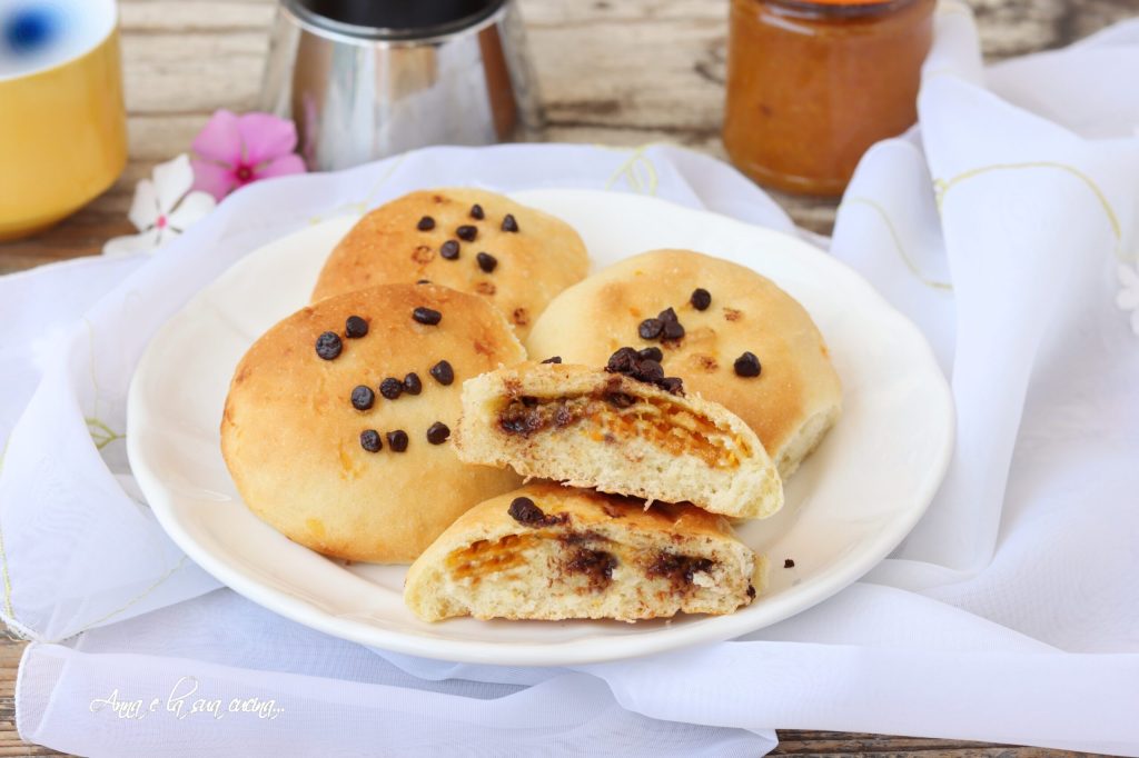 Pãezinhos doces recheados com geleia e chocolate