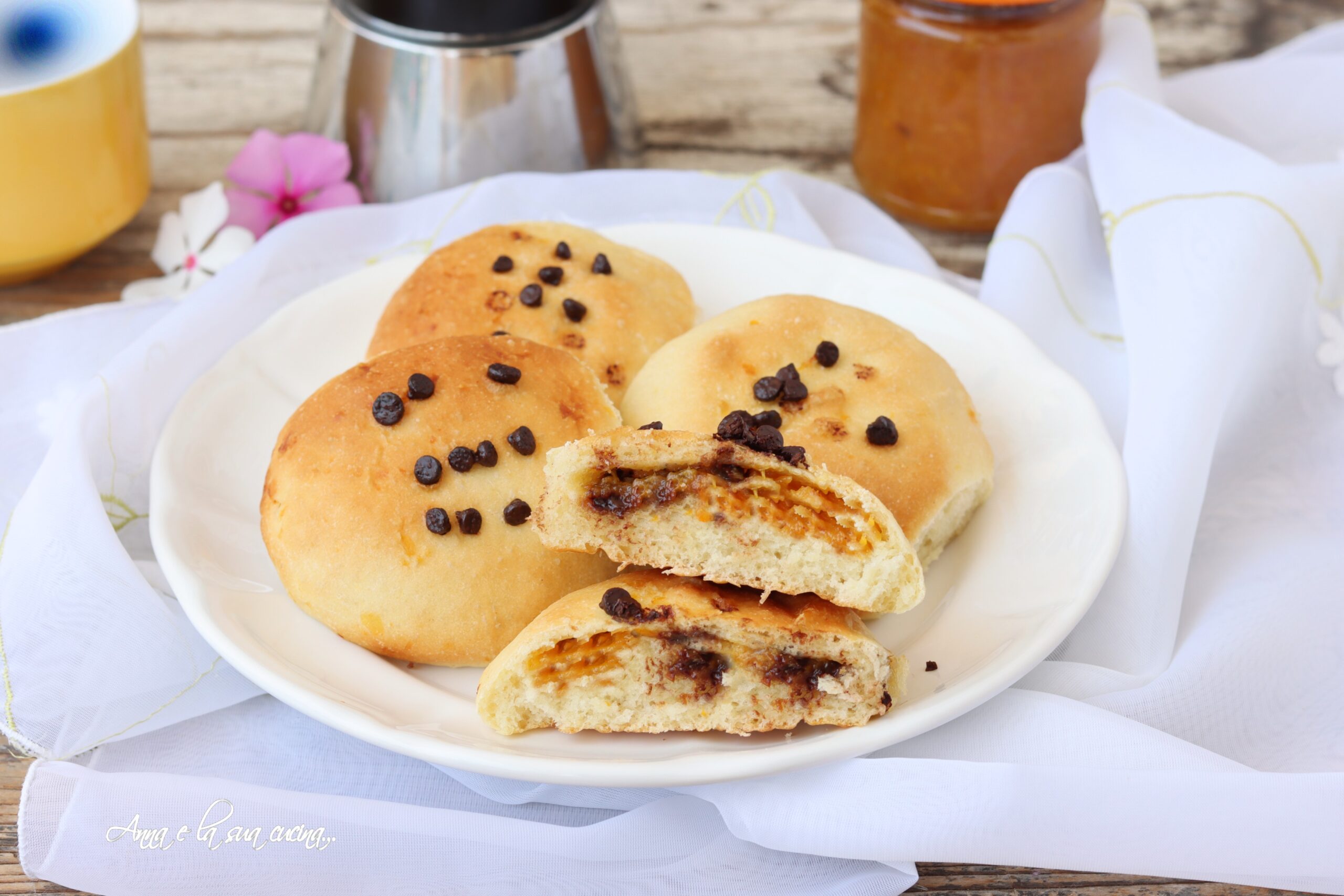 Pãezinhos doces recheados com geleia e chocolate