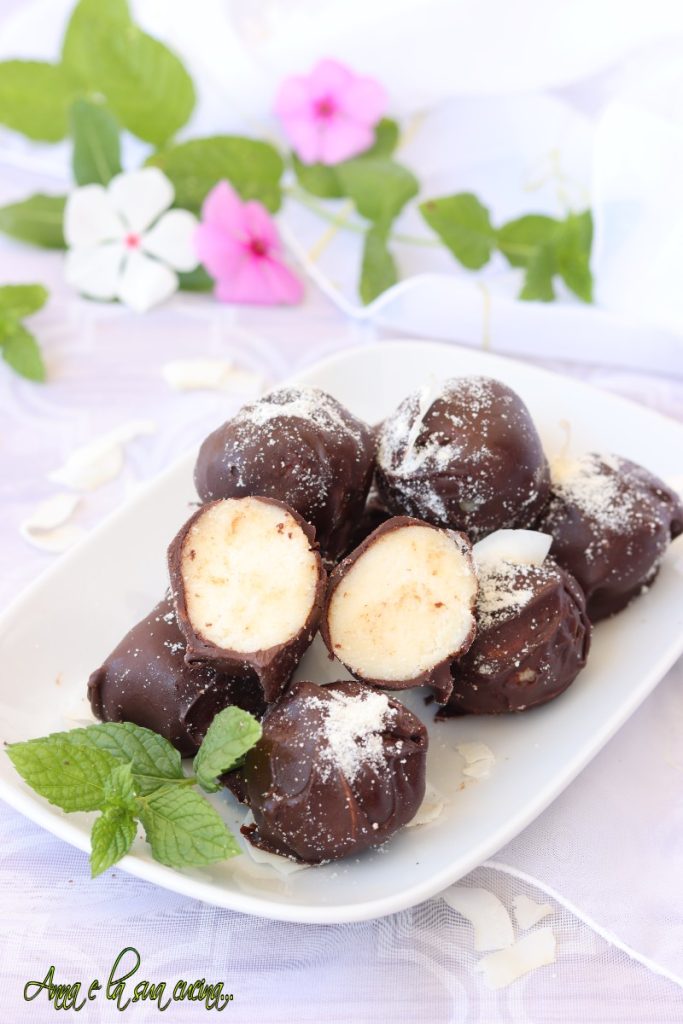 Bombom de coco e mascarpone cobertos de chocolate