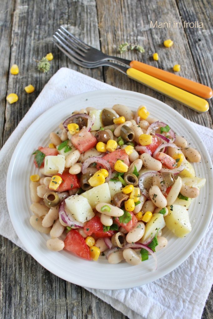 Salada de feijão cannellini, tomatinhos e batatas