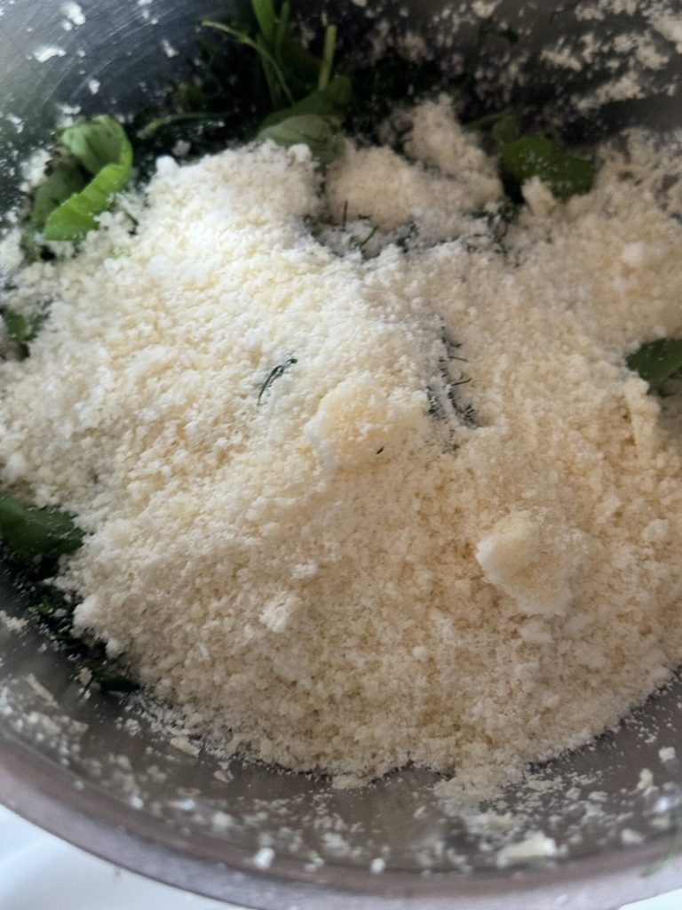 adicionar os dois queijos aos outros ingredientes do pesto de erva-doce selvagem