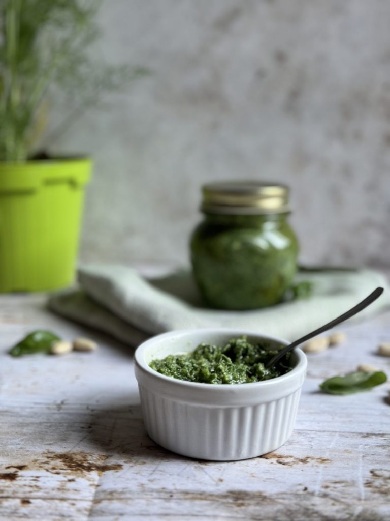 pesto de erva-doce selvagem pronto