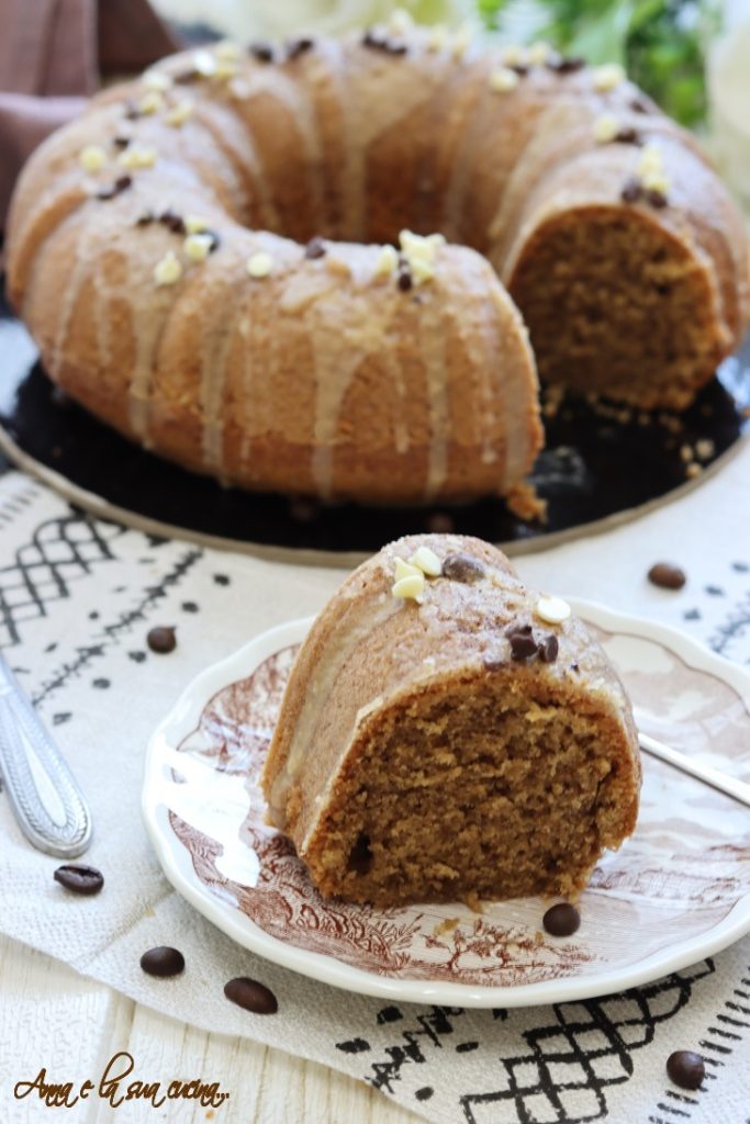 bolo de café com cobertura e gotas de chocolate