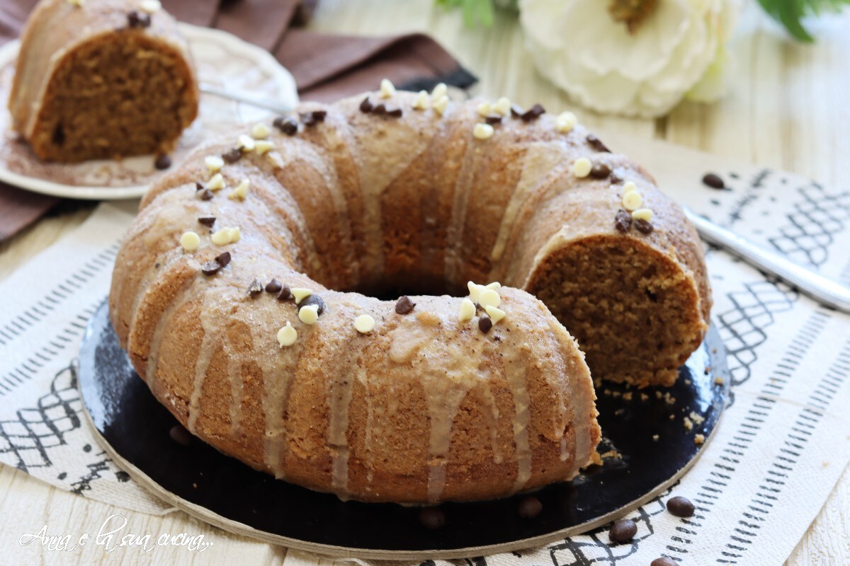 Bolo de Café com Cobertura e Gotas de Chocolate