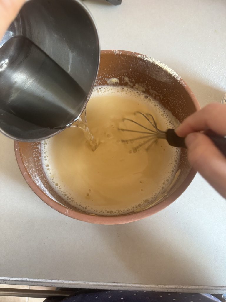 adicionar mexendo água à massa
