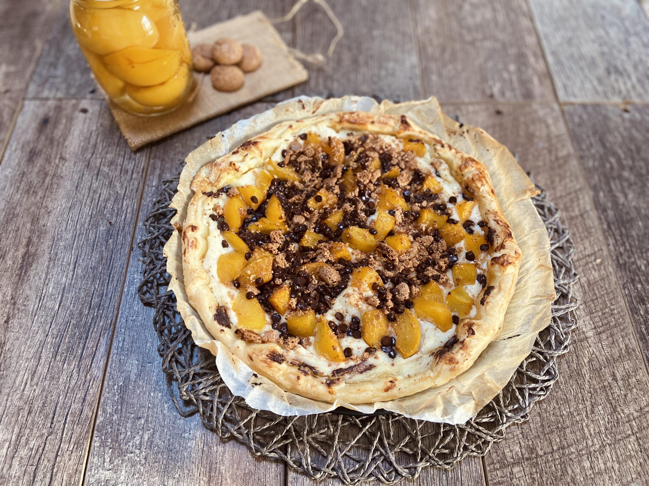 Torta folhada com pêssegos e amaretti