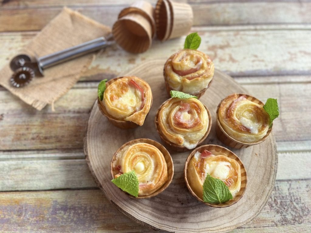 Muffin de massa folhada com bacon e queijo