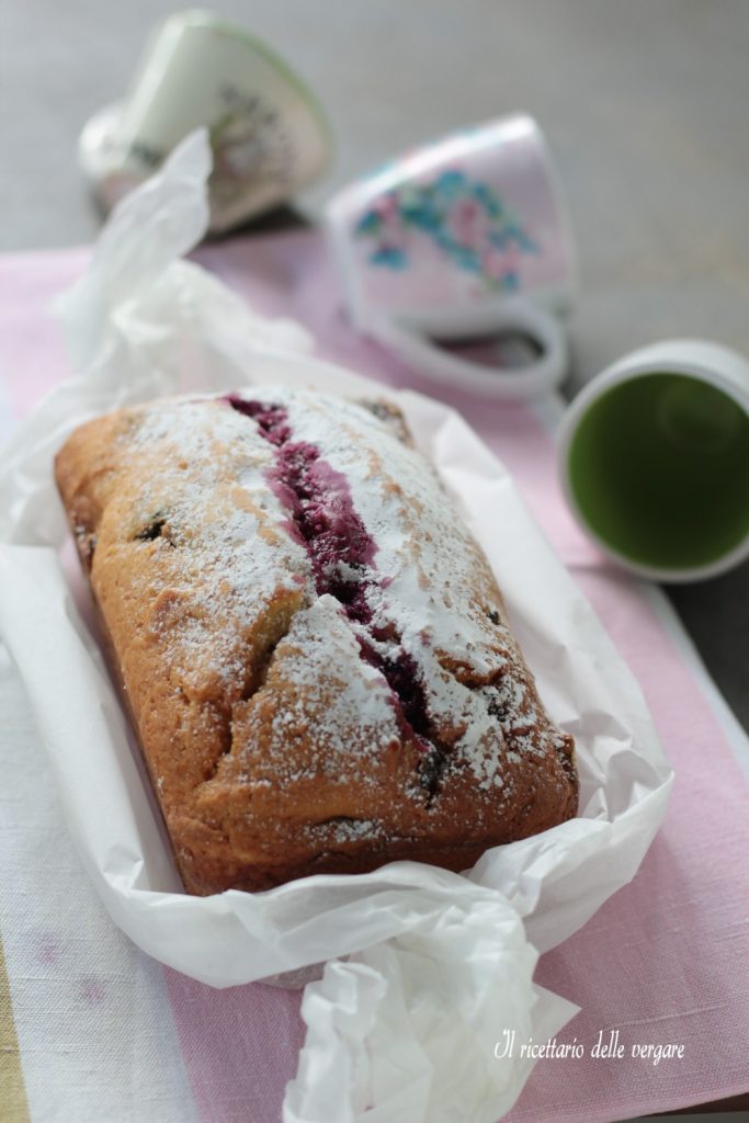 Bolo de Ameixa com Frutas Vermelhas