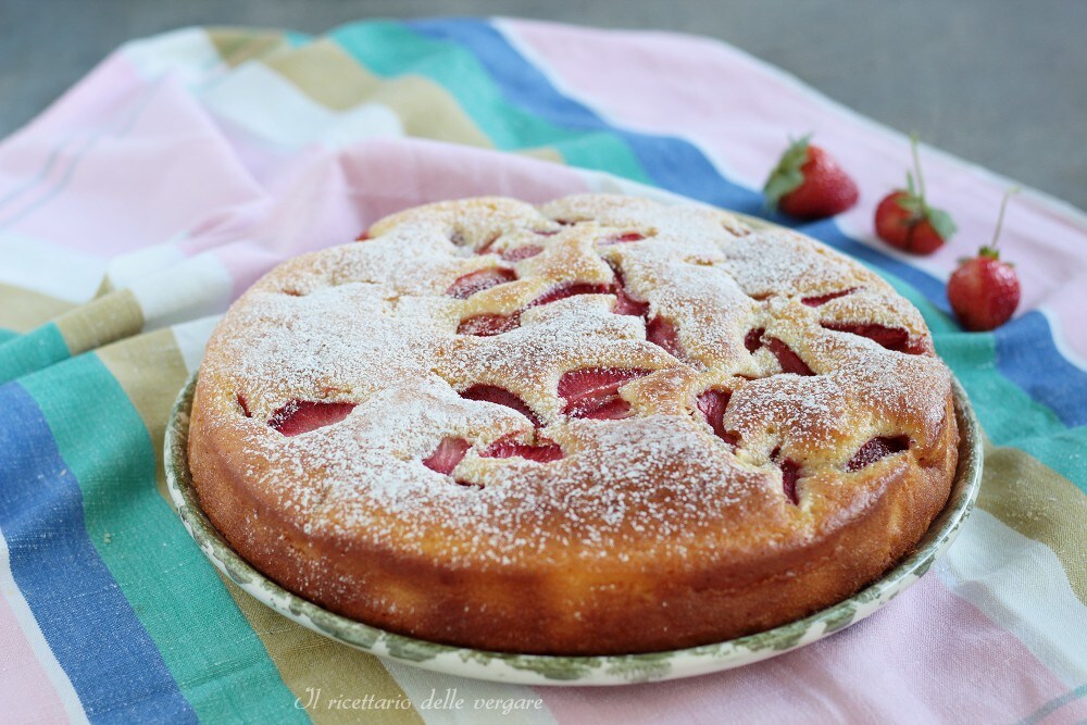 Doce com iogurte grego e morangos