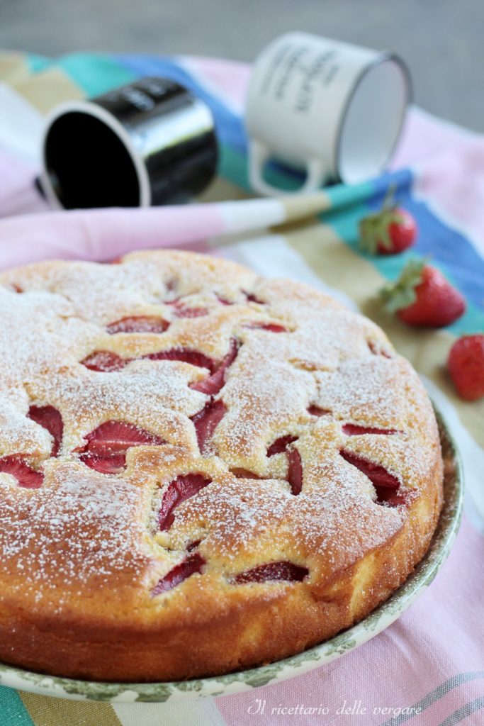 Doce com iogurte grego e morangos
