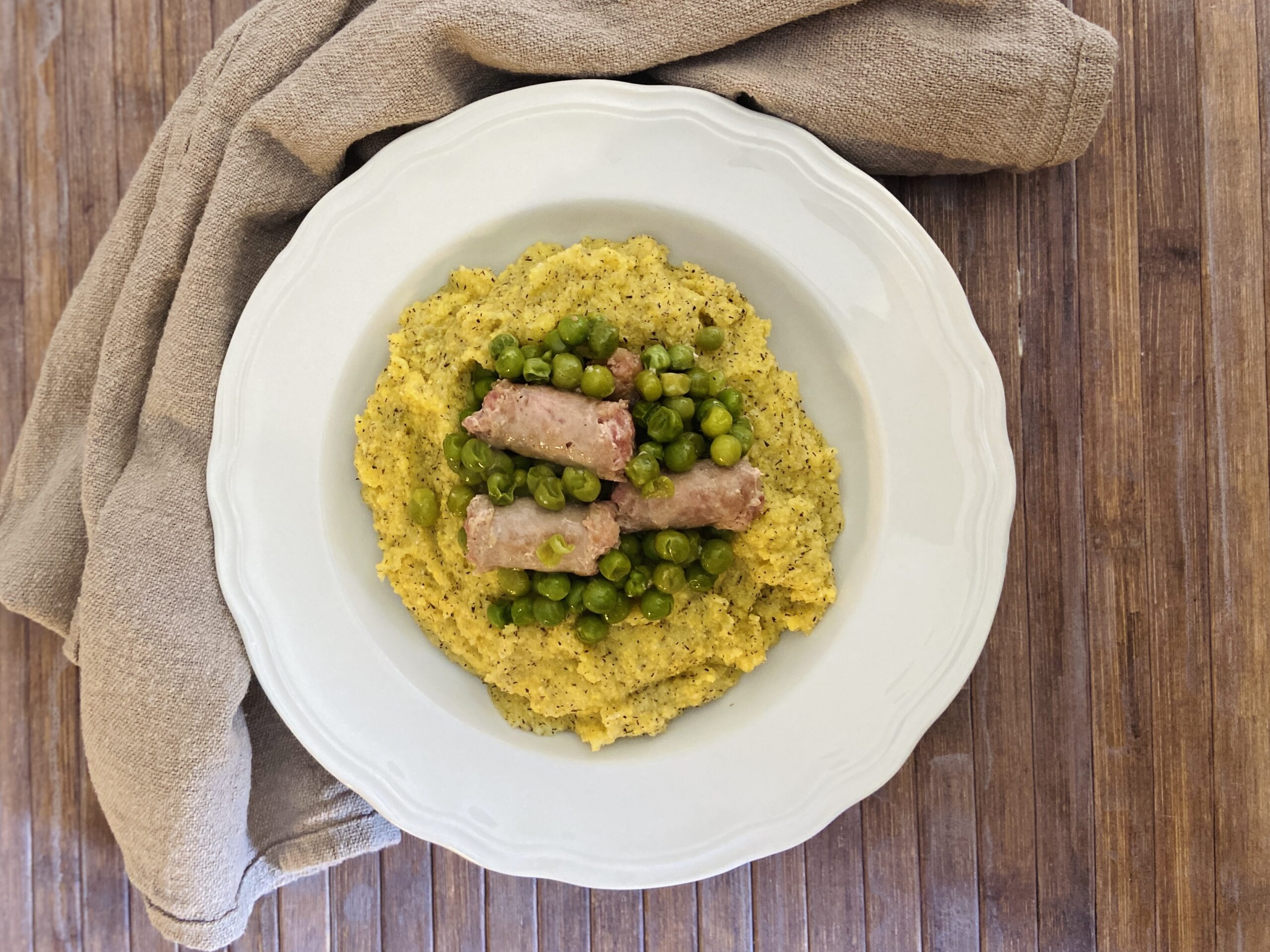 Polenta taragna com ervilhas e linguiça