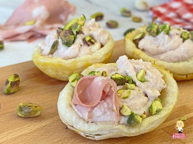 APERITIVO COM MASSA FOLHADA E MORTADELA