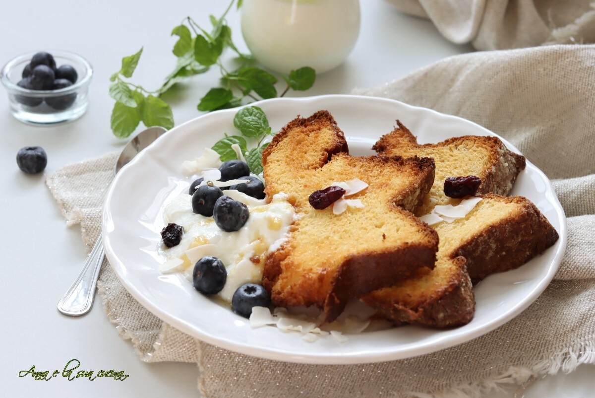 Pandoro torrado com iogurte e mirtilos