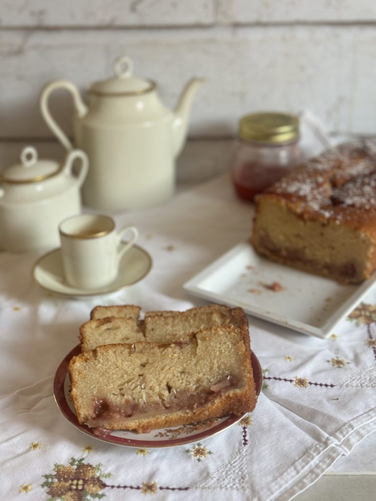 bolo de ameixa mesclado com fermento natural servido
