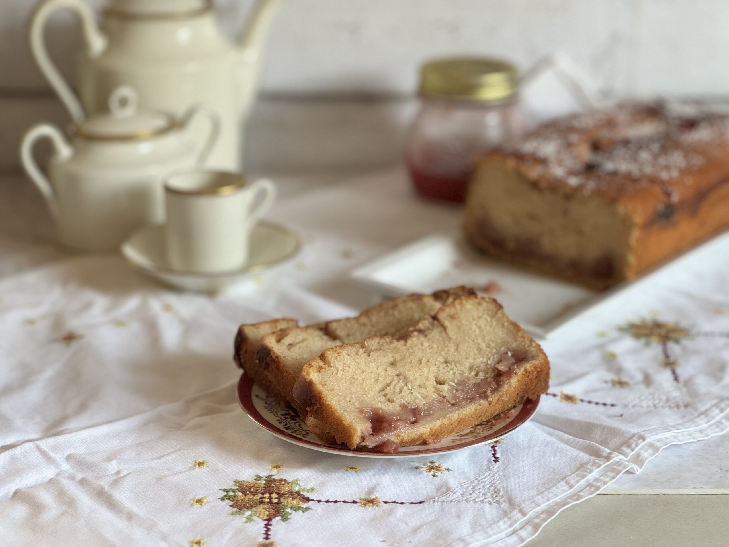Bolo de ameixa mesclado com fermento natural