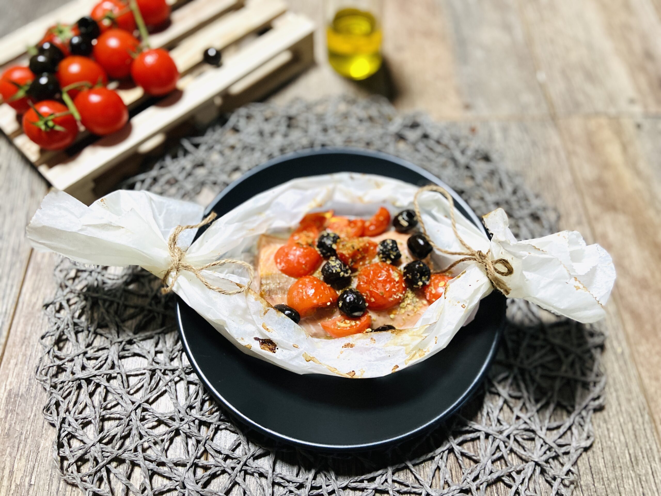 Filé de salmão à moda mediterrânea