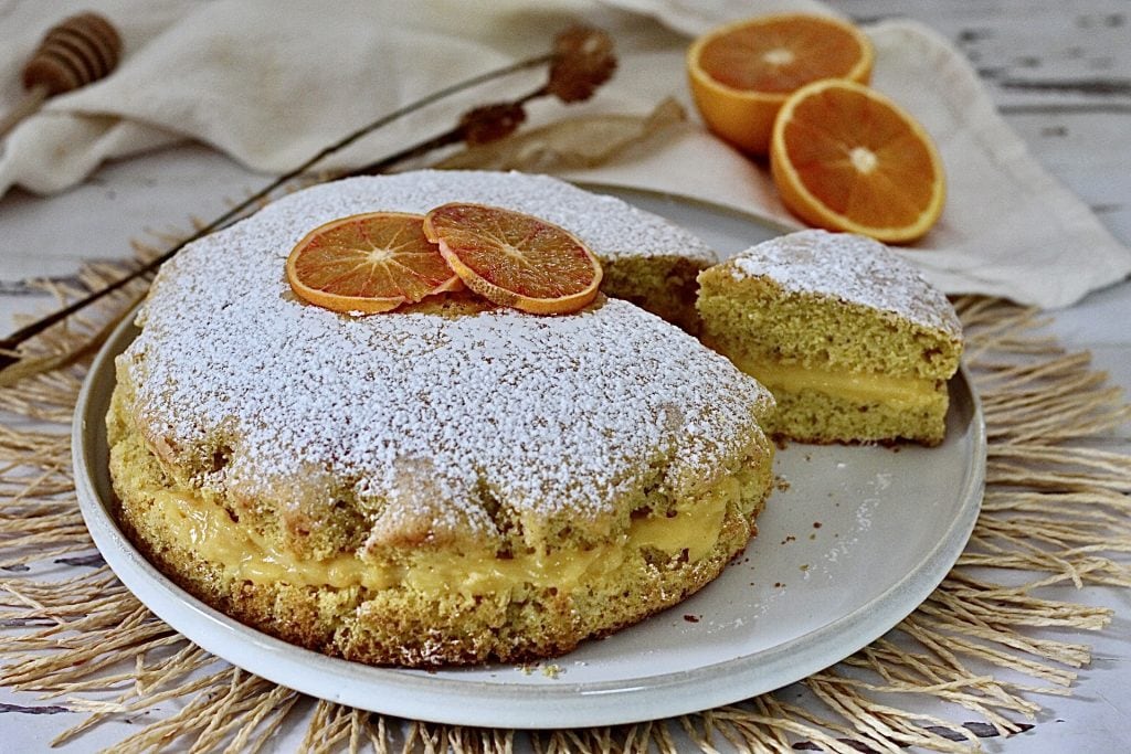 Bolo com coração cremoso de laranja, fofinho e irresistível
