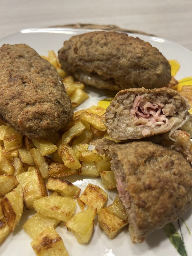 Mini rolos de carne recheados no forno