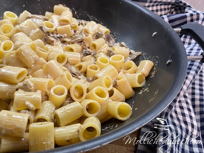 Massa com cogumelos ao molho cremoso