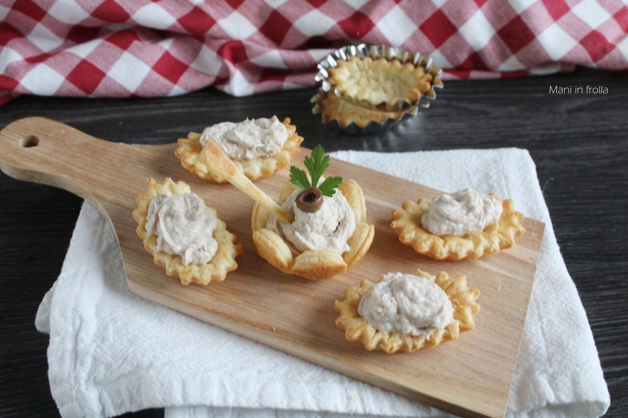 Barquinhas de massa folhada com creme de atum e queijo