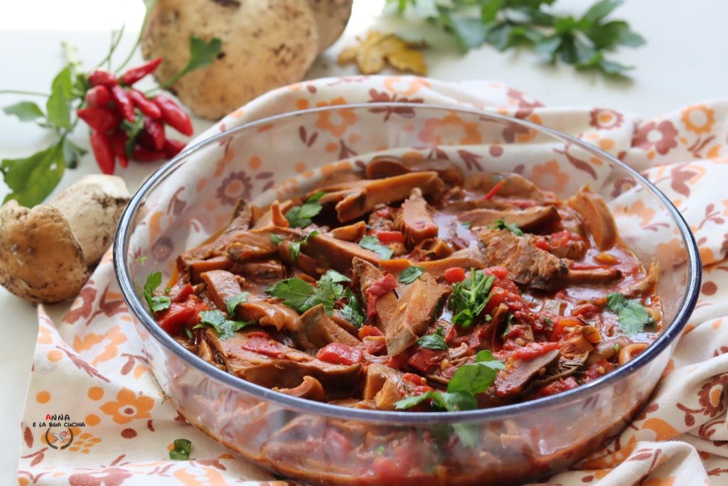 Cogumelos na frigideira com tomatinhos