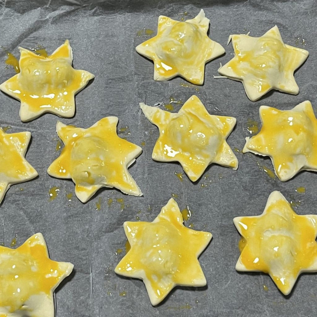 Estrelas de massa folhada com chocolate e creme de leite