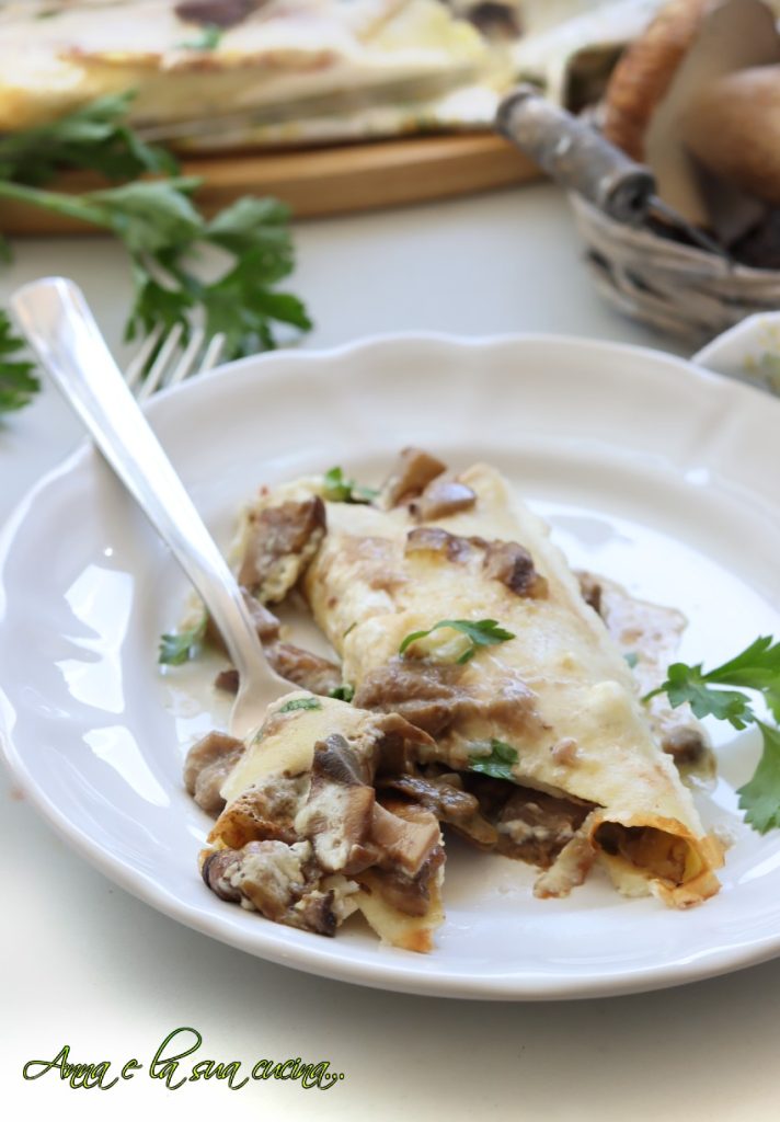 Crepes enroladas com cogumelos mistos salteados