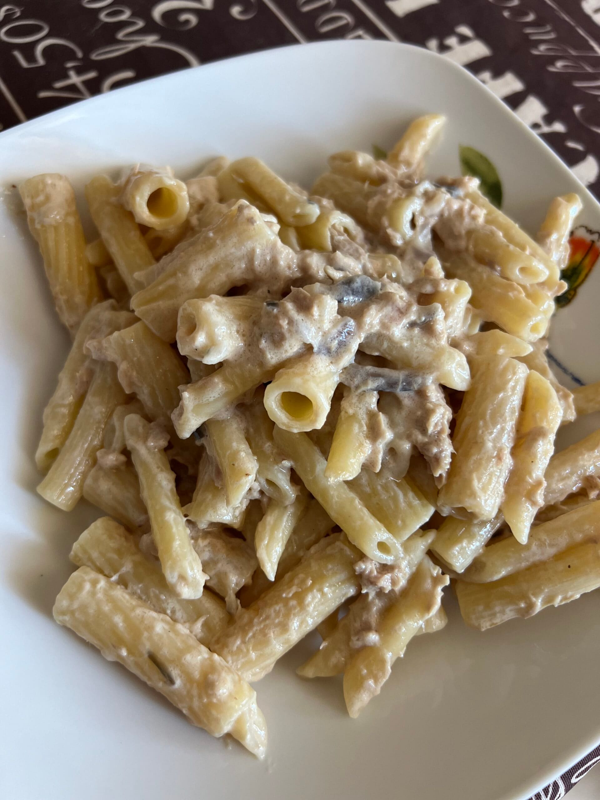 Macarrão com creme de leite e atum