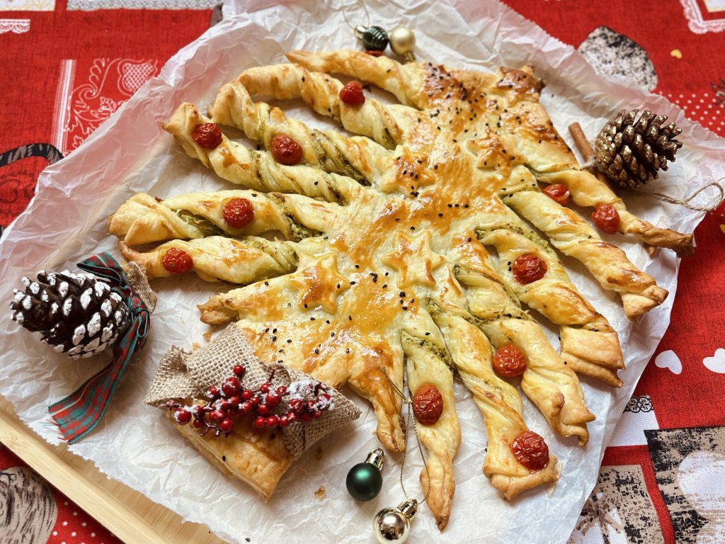 Árvore de massa folhada com pesto e ricota