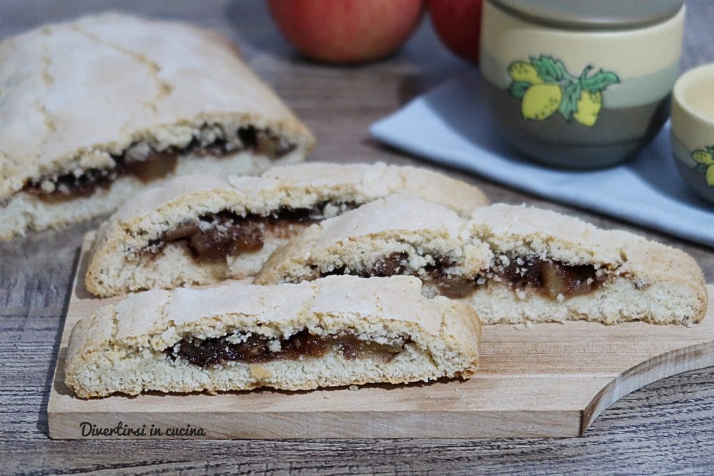 Strudel de massa quebrada com maçãs