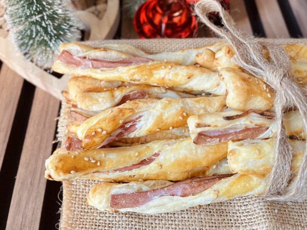 Gravatinhas de massa folhada com salsicha