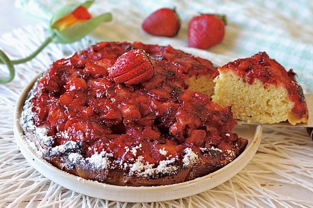 Bolo de morango invertido, cozido na frigideira sem forno!